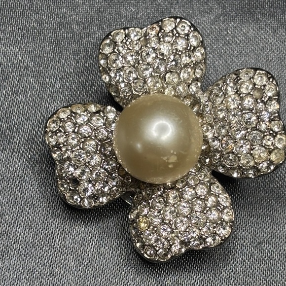 Kenneth Jay Lane Silver and Cream Floral Earrings - Picture 4 of 6